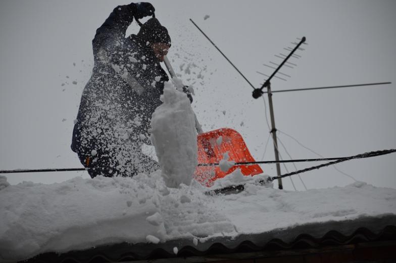 Требования безопасности при уборке снега с крыш